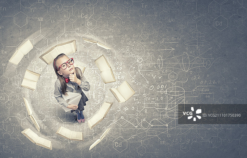 我脑海中有一个伟大的想法。手持纸飞机的有趣女学生的广角照片图片素材