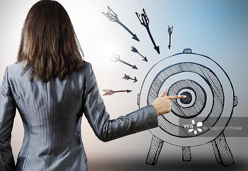 实现目标：指向目标板的女商人图片素材