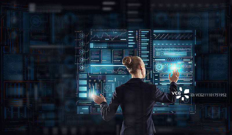 使用中的现代技术：商务女性操作虚拟面板界面图片素材