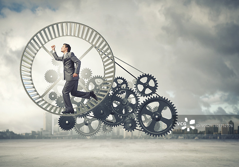 轮子里的商人：在仓鼠轮里奔跑的西装商人图片素材