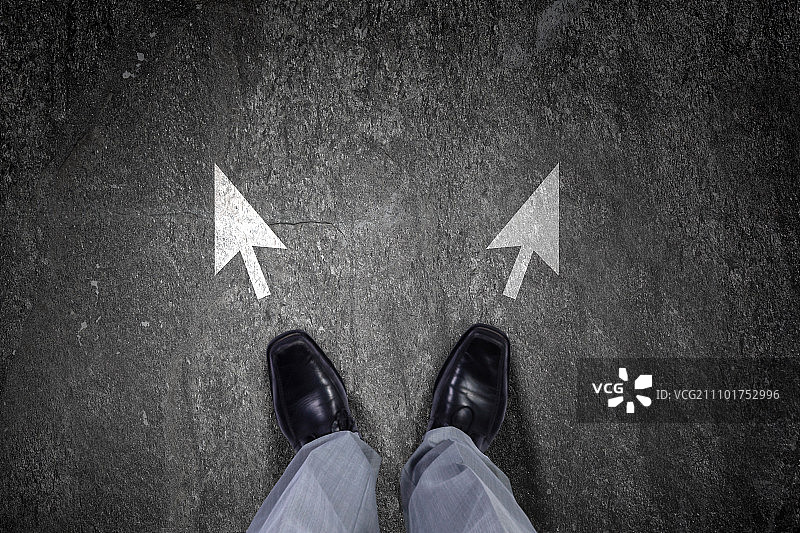 商人选择道路的双腿俯视图，找到你自己的路图片素材
