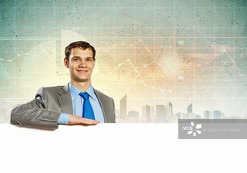 带有空白banner的商人。站在城市风景前的带有空白banner的商人。可放置文本图片素材