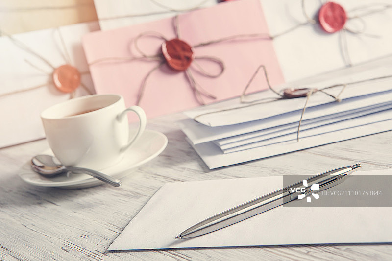 桌子上的带封印的信件，带有蜡封信封的旧邮政概念在木质表面上图片素材