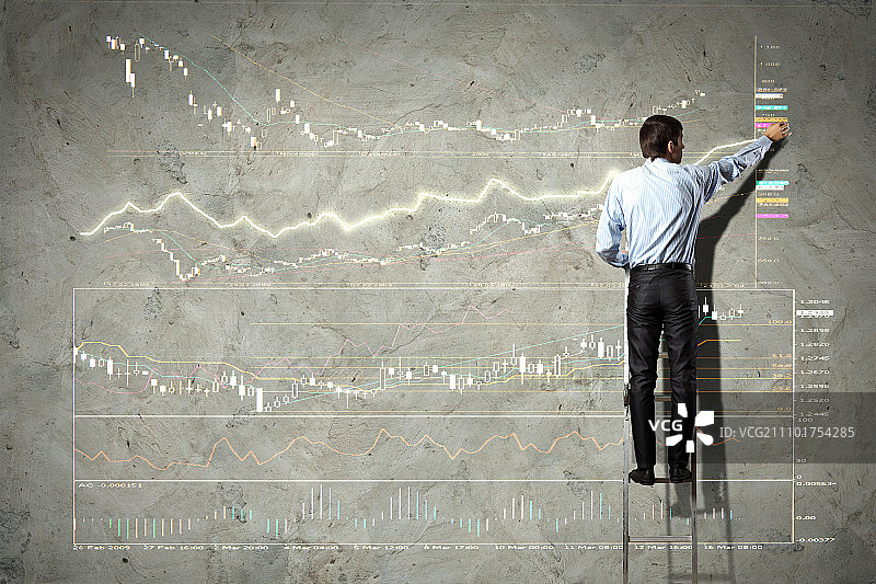 商人绘制图表，站在梯子上绘制图表和图形图片素材