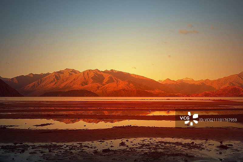 自然夏季景观，夏季田野和高山的自然景观图片素材