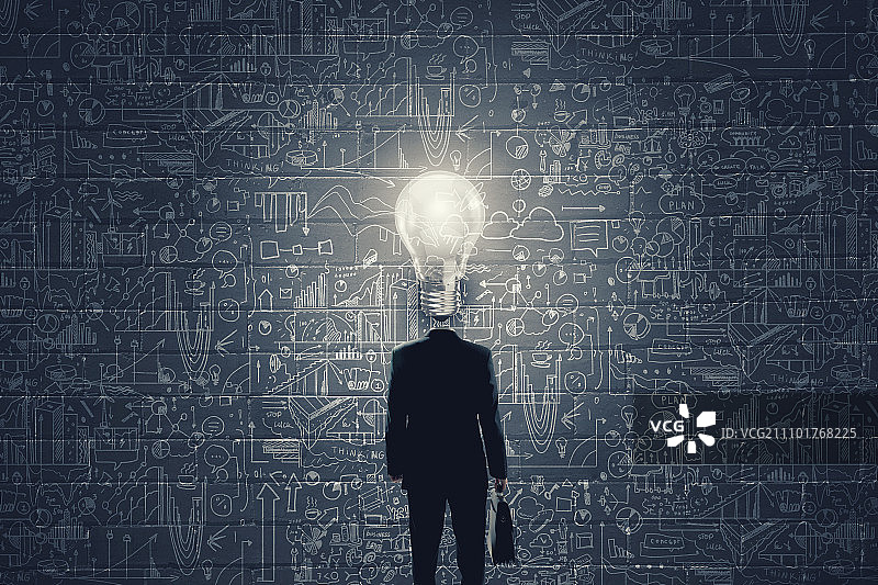 商业策略：水泥背景上，一位头部被商业草图代替的商人图片素材