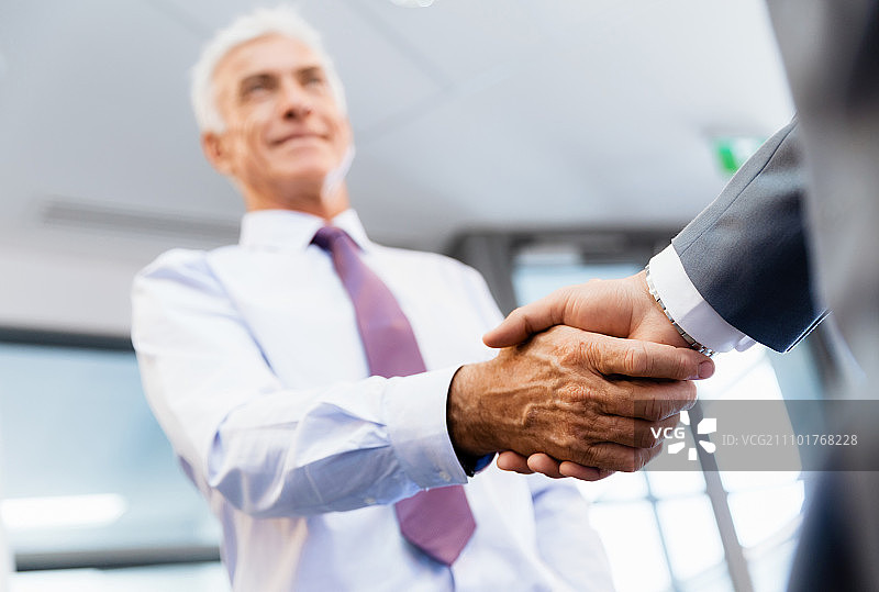 商人互相问候的握手。商人概念的握手 - 柔焦图片素材
