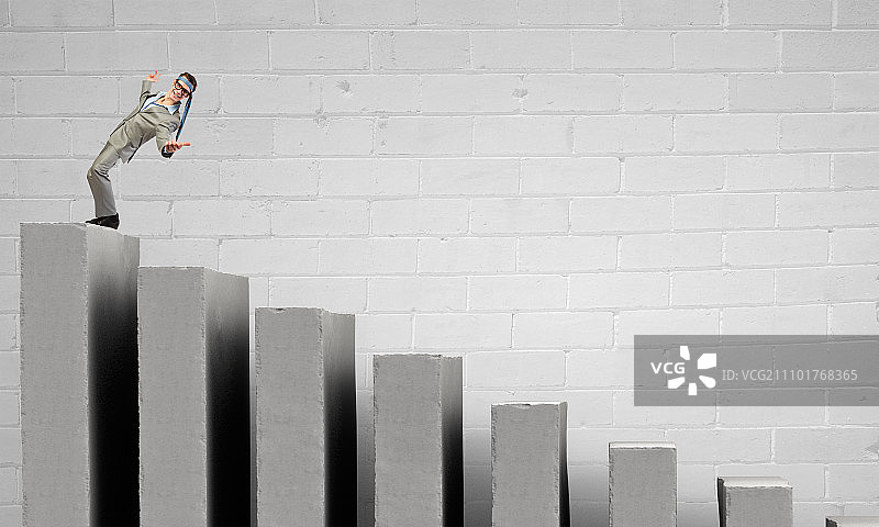 头上系着领带。 快乐的年轻商人头上系着领带图片素材