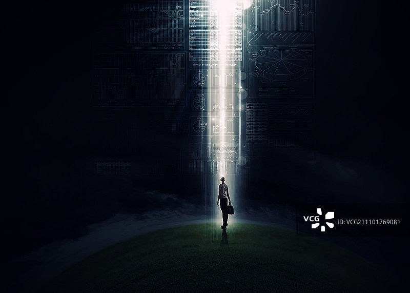 成功的曙光：商务女性站在光芒中，背影示人图片素材