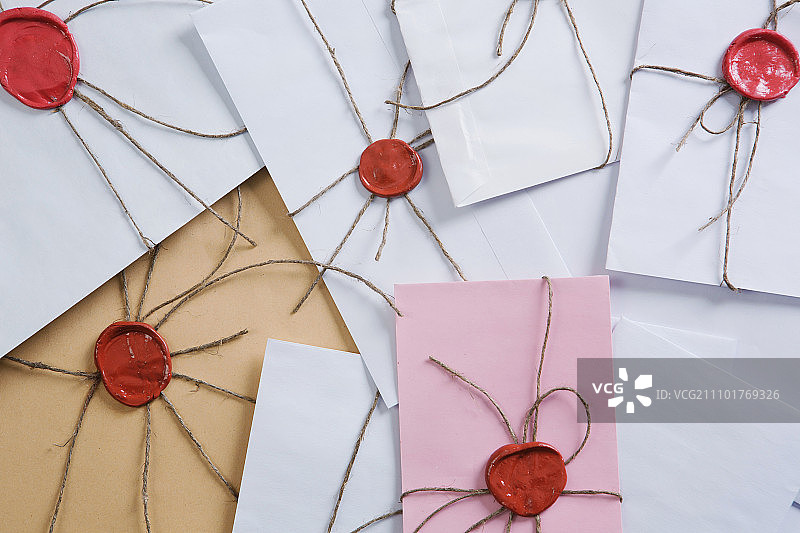 桌子上的带印章的信件。木质表面上带有蜡封的信封的旧邮件概念图片素材