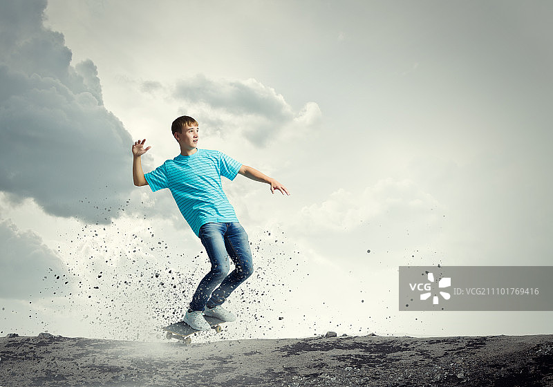 玩滑板的青少年：在路上滑行的年轻滑板手图片素材