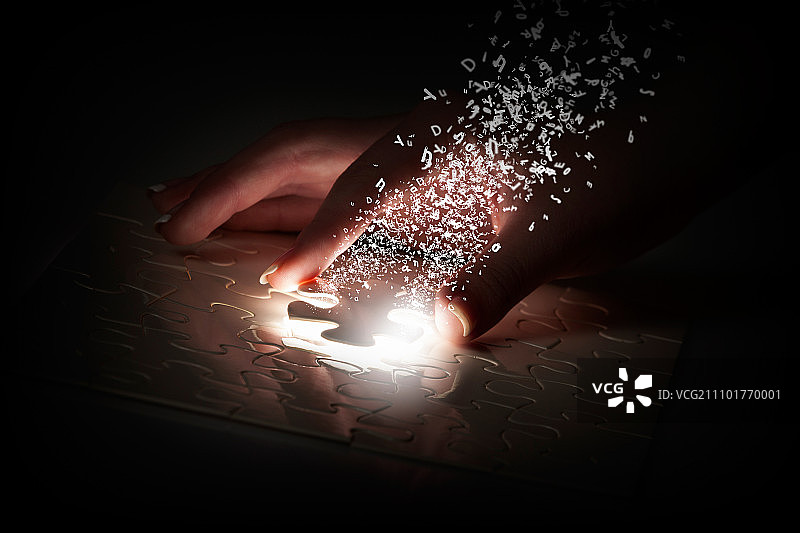 拼图的最后一块：手连接发光拼图碎片图片素材
