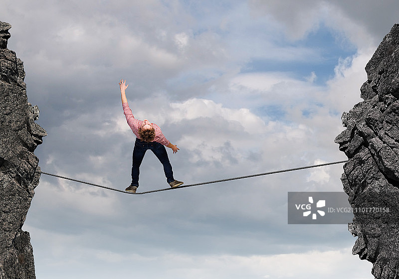 躲避光线的男人：休闲装年轻男子图片素材