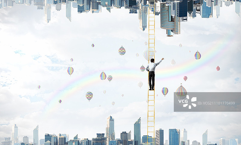 迷失在两个世界之间，站在两个城市现实之间的梯子上的商人图片素材