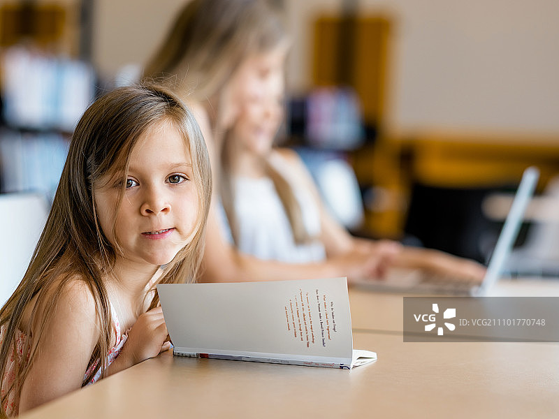 在图书馆看书的女孩们，我爱阅读图片素材