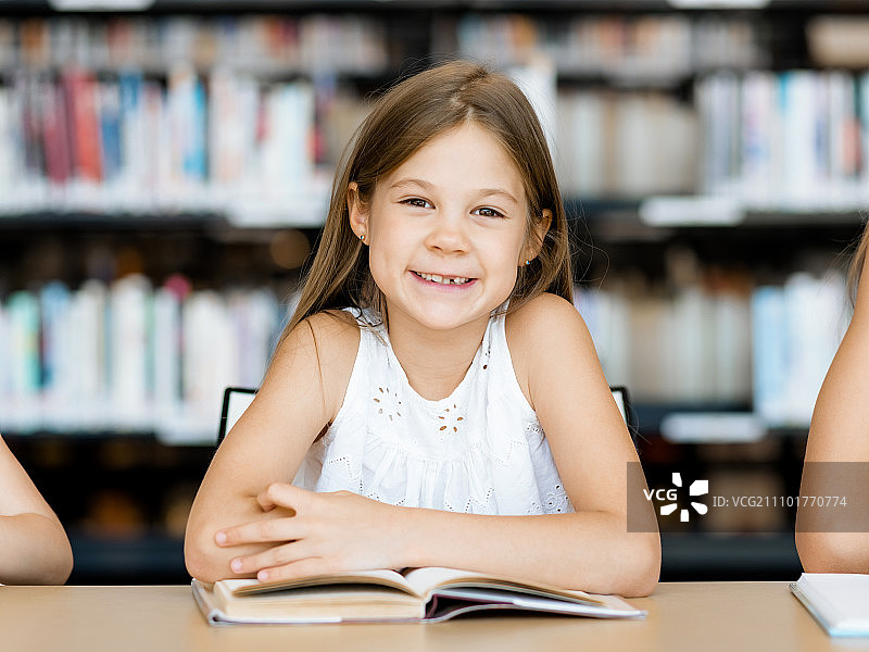 小女孩在图书馆里读书，我喜欢阅读图片素材