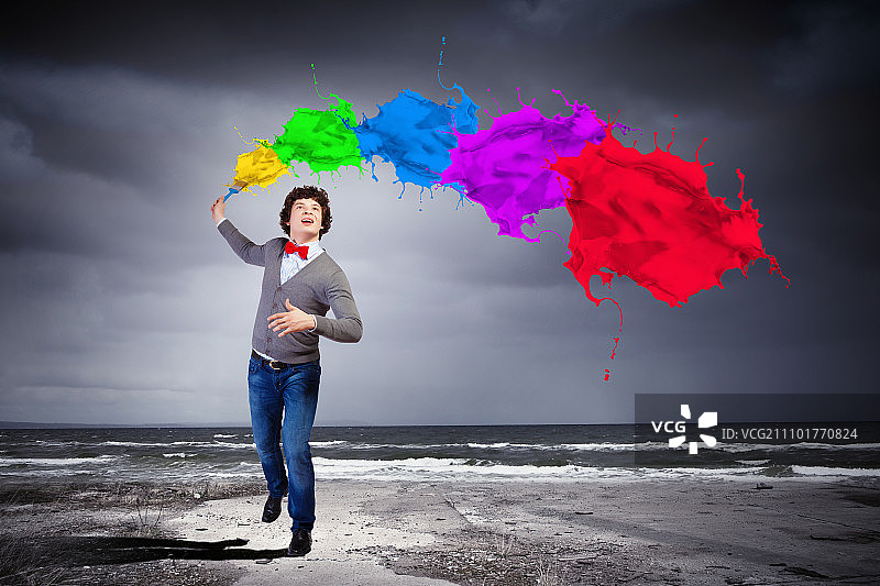 年轻男人和彩色飞溅图片素材
