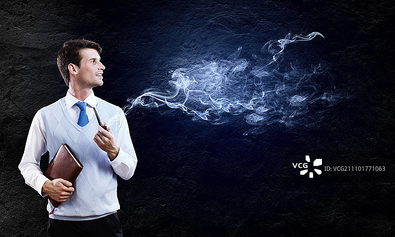 抽烟斗的年轻英俊商人图片素材