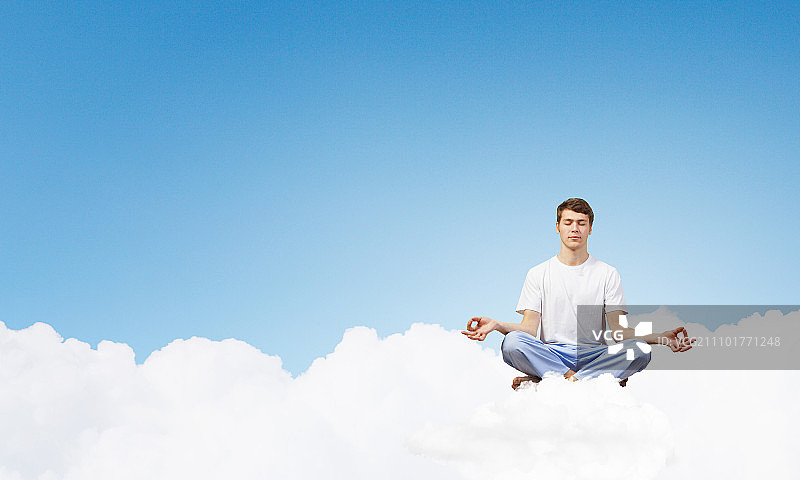 年轻男子展示灵魂平衡与冥想概念，休闲放松图片素材