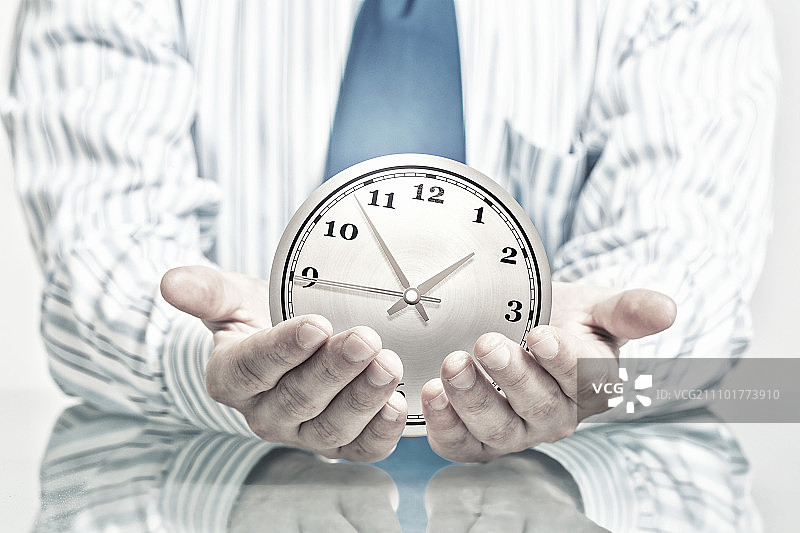 你的时间保障和优化。商人小心呵护时间概念图片素材