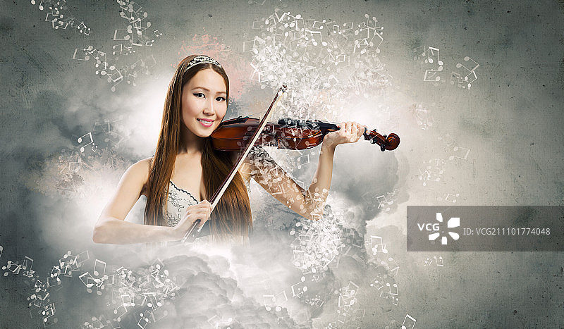 演奏小提琴的女人：年轻漂亮的亚洲女性演奏小提琴，年轻的才俊图片素材