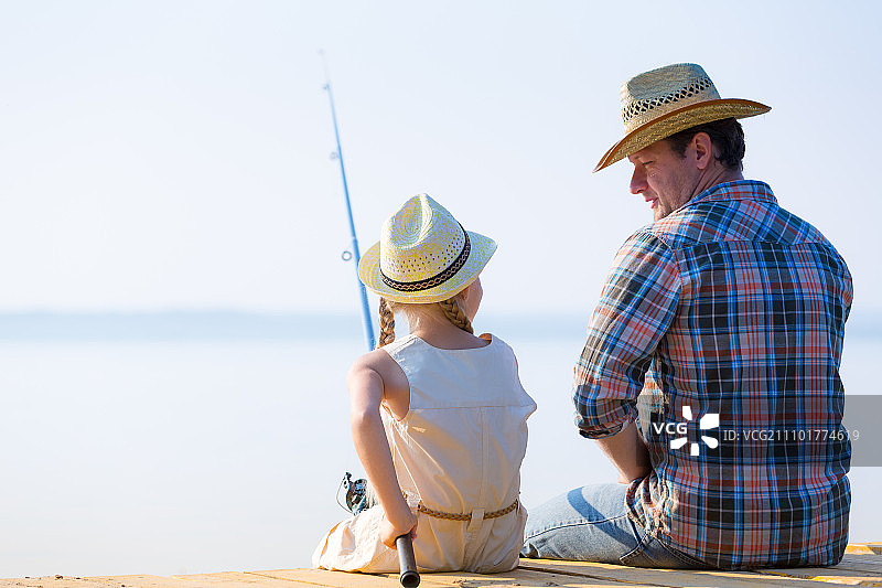 父女在码头钓鱼图片素材