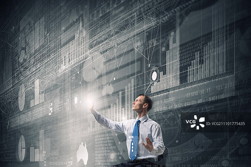 男人使用现代科技，商人坐在椅子上使用虚拟面板工作图片素材