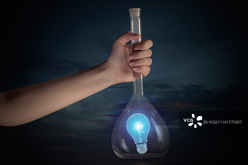 手持烧瓶，烧瓶内有图像，背景多样图片素材