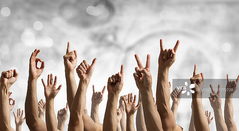 一排手势，一群人举手示意图片素材