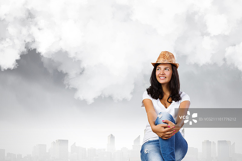 生活理念，戴帽子的年轻漂亮女士梦想着未来图片素材