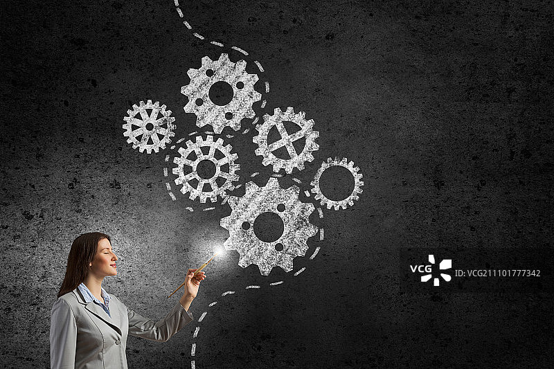 工作机制，年轻漂亮的女商人拿着画笔，创意概念图片素材
