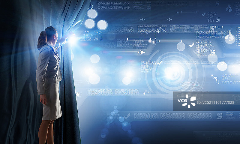 女人正在做演示，年轻女商人拉开带有图表和示意图的幕布图片素材