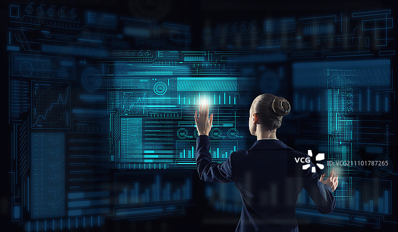 使用中的现代技术：商务女性操作虚拟面板界面图片素材