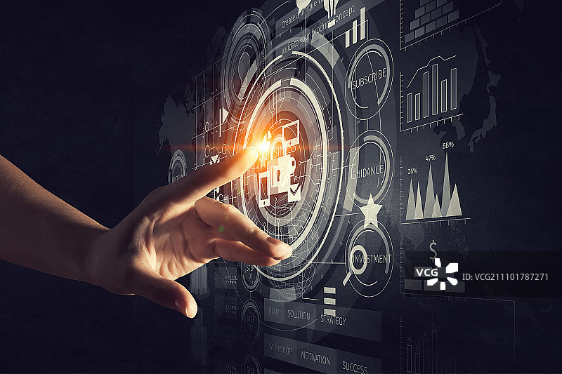虚拟技术应用：商务人士触摸虚拟面板信息图图片素材