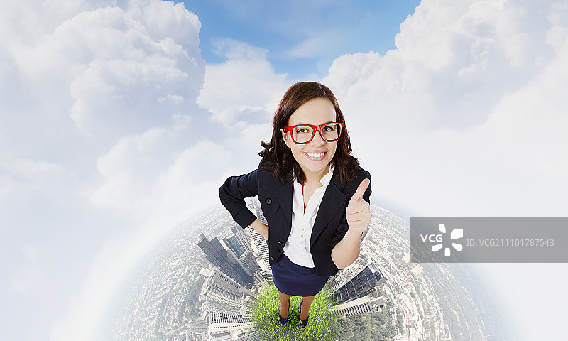 成功的女人。年轻漂亮的女商人竖起大拇指的俯视图图片素材
