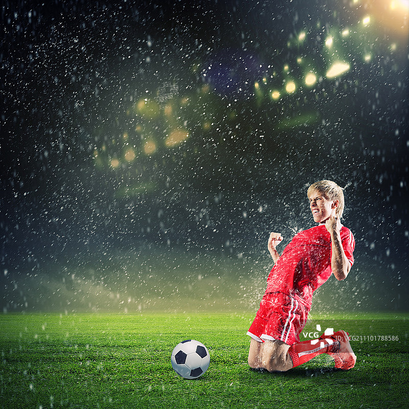 足球球门：跪地欢呼的足球运动员图片素材