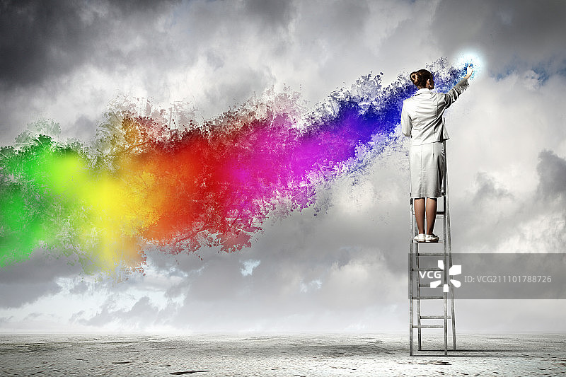 年轻女子绘制飞溅图案图片素材