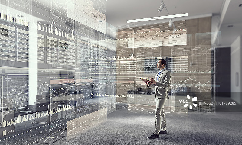 在现代室内混合媒体中的商人。忙碌的商人在办公室的记事本上做笔记和写东西图片素材