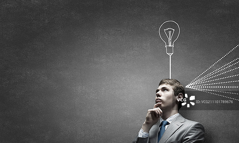年轻商人有了想法，思考中的年轻人脑海中涌现创意图片素材