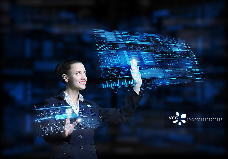 使用现代技术：迷人的微笑女商人使用虚拟面板界面工作图片素材