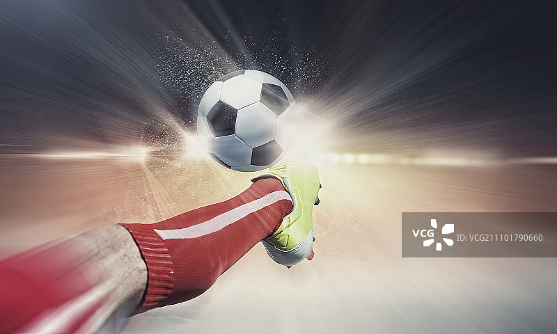 足球踢球。足球运动员踢球的脚部特写图片素材