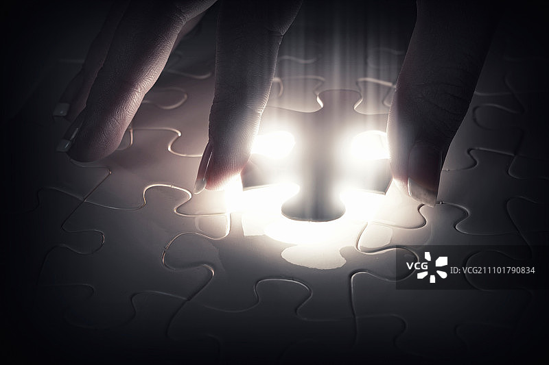 拼图的最后一块：手连接发光拼图碎片图片素材