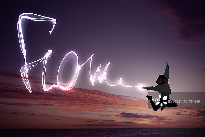 年轻真好，快乐的女孩在空中跳跃，描绘幸福的概念图片素材