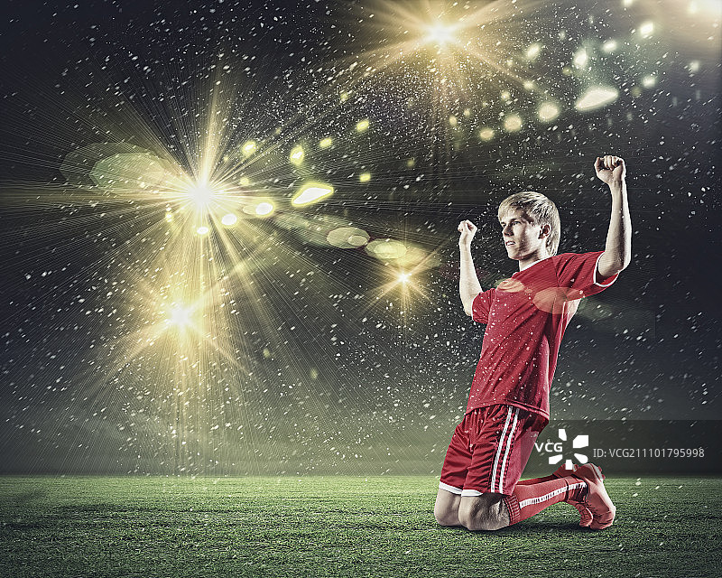 足球球门：跪地欢呼的足球运动员图片素材