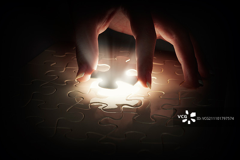 拼图的最后一块：手连接发光拼图碎片图片素材
