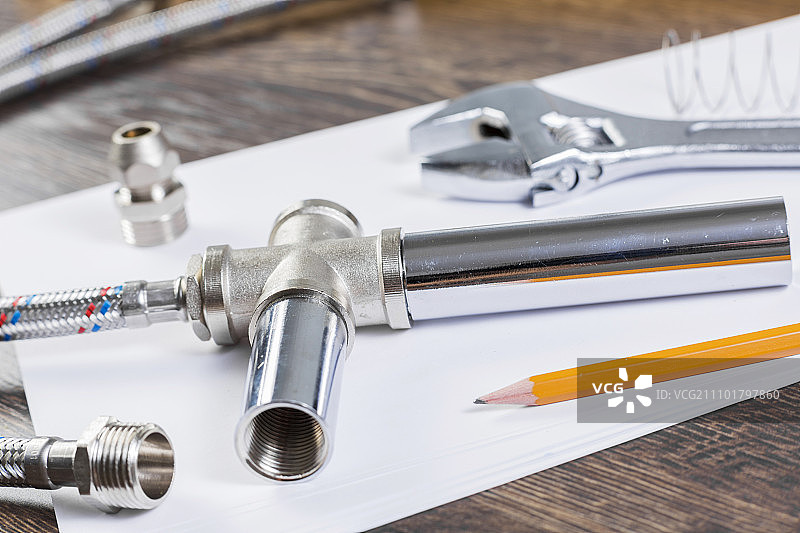白色纸张上的各种管道和工具图片素材