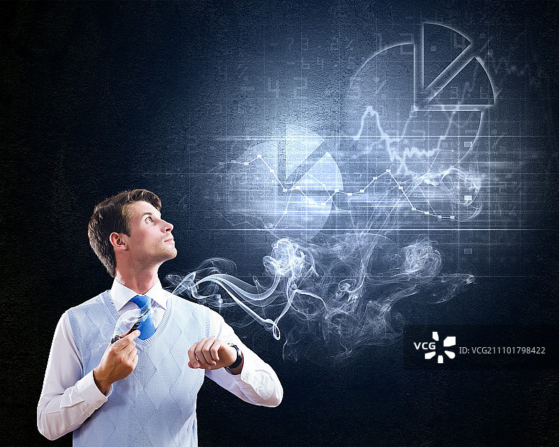 思考中的年轻人，背景是图表和吸烟斗的商人图片素材