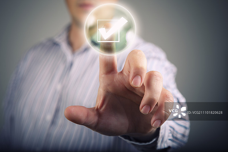 商务人士触摸媒体屏幕做出选择图片素材