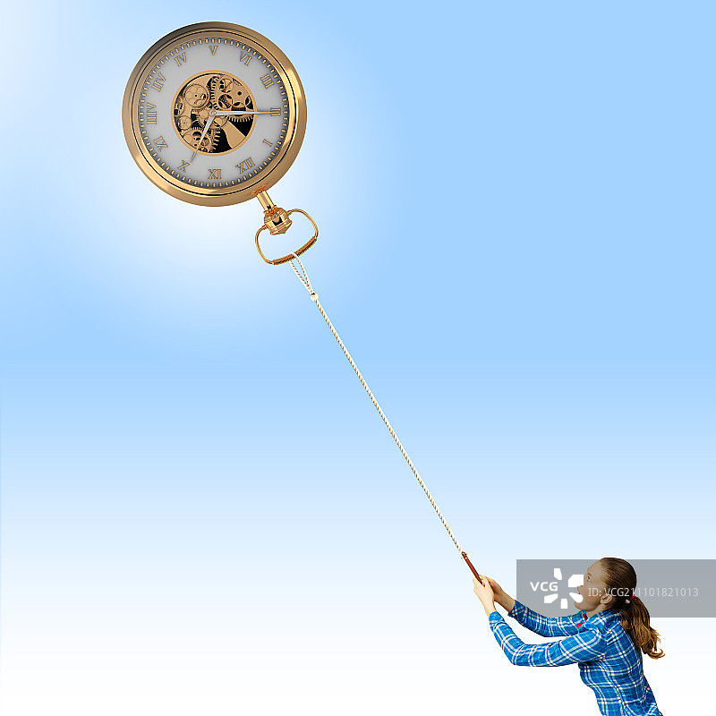 时间流逝：休闲装扮的年轻女子用绳子抓住时钟图片素材