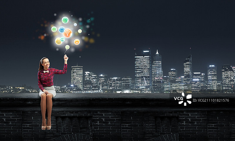 媒体技术：手持媒体图标气球的年轻漂亮女人图片素材